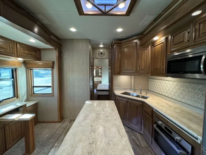 2019 DRV MOBILE SUITS 44 NASHVILLE LUXURY FIFTH WHEEL TRAILER "BATH & HALF" - Image 12