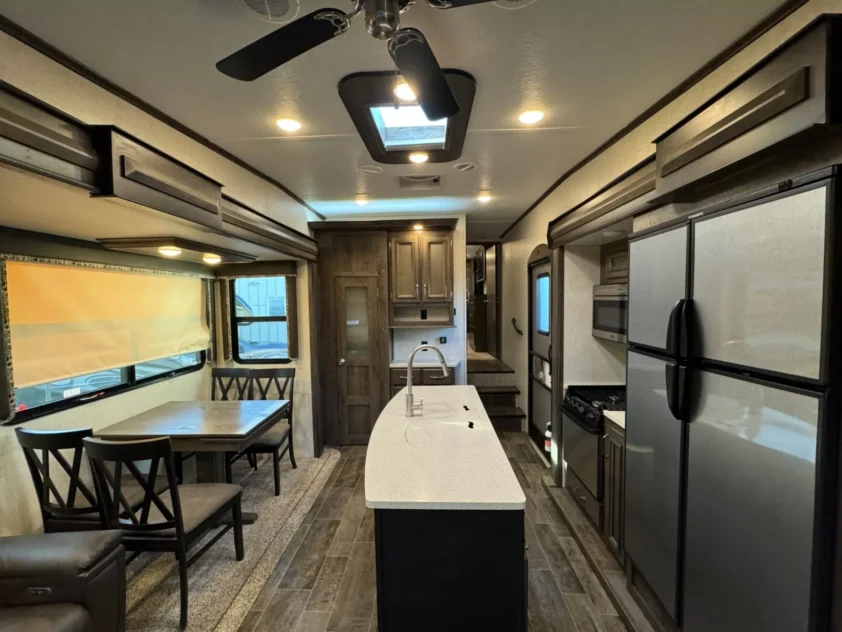 2018 KEYSTONE MONTANA HIGH COUNTRY 305RL FIFTH WHEEL TRAILER - Image 13