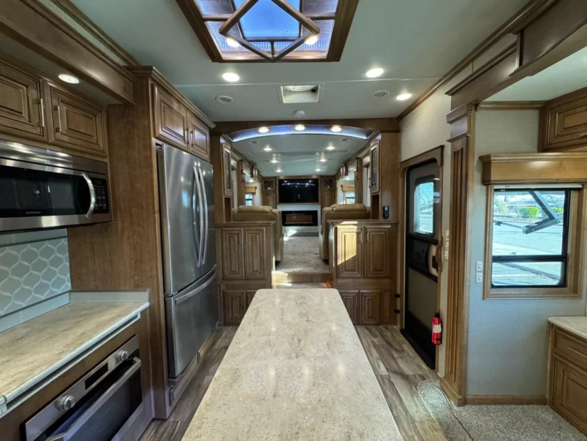 2019 DRV MOBILE SUITS 44 NASHVILLE LUXURY FIFTH WHEEL TRAILER "BATH & HALF" - Image 13