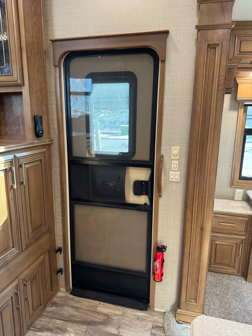 2019 DRV MOBILE SUITS 44 NASHVILLE LUXURY FIFTH WHEEL TRAILER "BATH & HALF" - Image 14