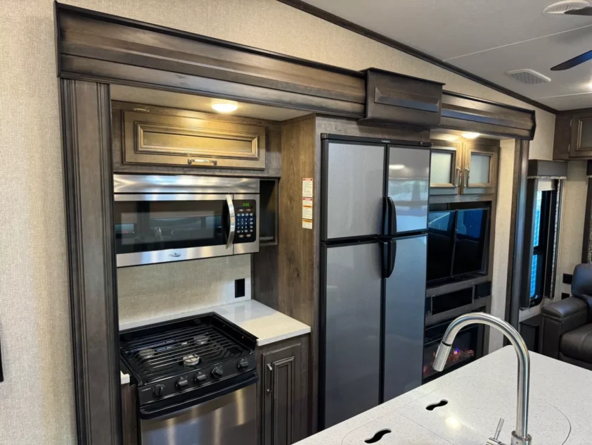 2018 KEYSTONE MONTANA HIGH COUNTRY 305RL FIFTH WHEEL TRAILER - Image 15