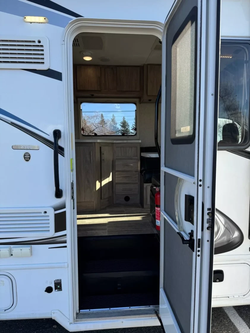 2019 FOREST RIVER SUNSEEKER 2380 CLASS C MOTORHOME - Image 15