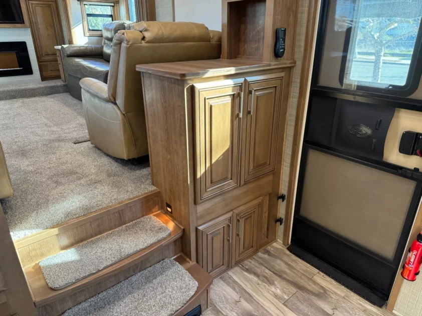 2019 DRV MOBILE SUITS 44 NASHVILLE LUXURY FIFTH WHEEL TRAILER "BATH & HALF" - Image 15