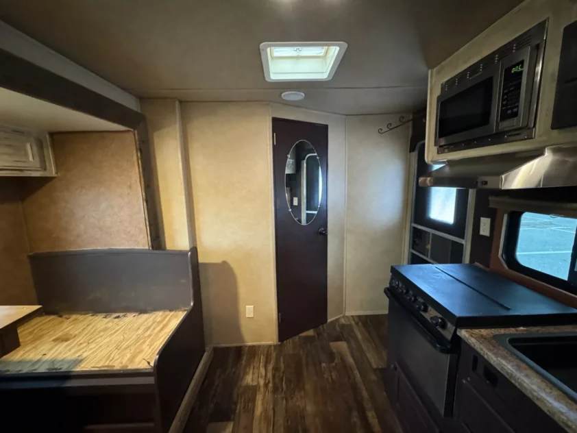 2014 BISON STRATUS EXPRESS 4 HORSE WITH LIVING QUARTERS "SLIDE-OUT" - Image 17