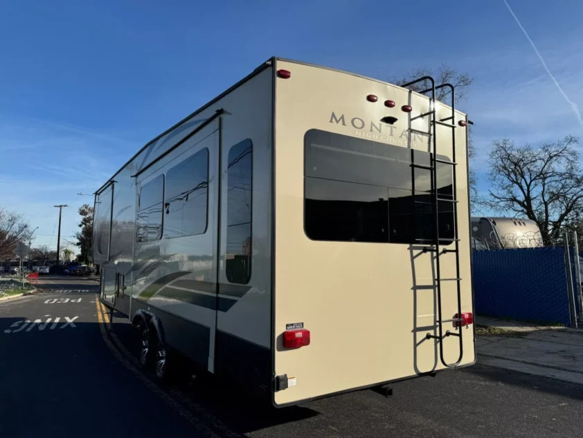 2018 KEYSTONE MONTANA HIGH COUNTRY 305RL FIFTH WHEEL TRAILER - Image 3