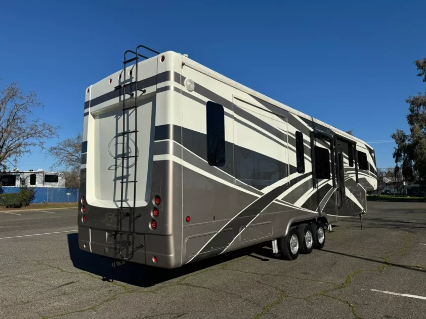 2019 DRV MOBILE SUITS 44 NASHVILLE LUXURY FIFTH WHEEL TRAILER "BATH & HALF" - Image 4