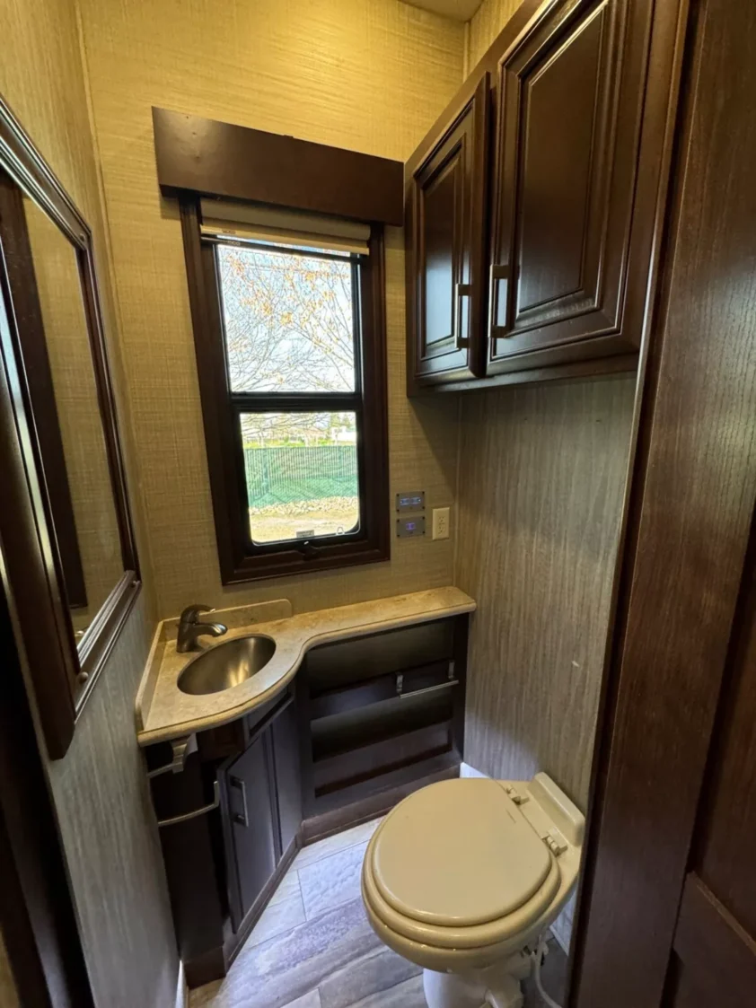 2019 DRV MOBILE SUITES 44 NASHVILLE LUXURY FIFTH WHEEL TRAILER "BATH & HALF" - Image 21