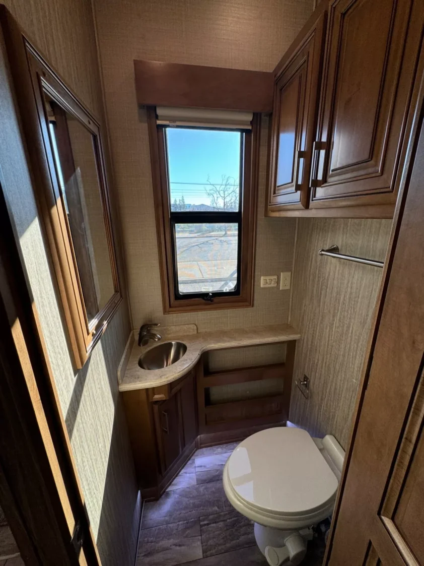 2019 DRV MOBILE SUITS 44 NASHVILLE LUXURY FIFTH WHEEL TRAILER "BATH & HALF" - Image 23