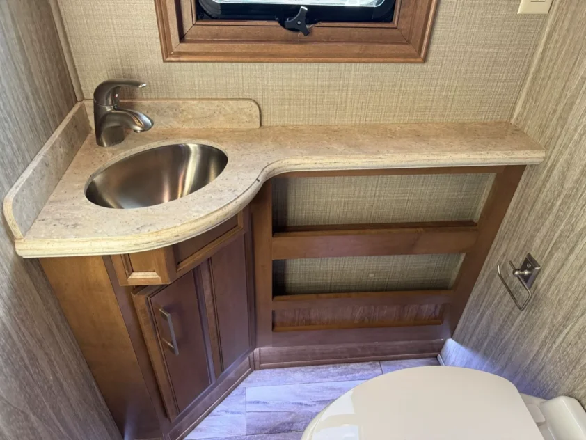 2019 DRV MOBILE SUITS 44 NASHVILLE LUXURY FIFTH WHEEL TRAILER "BATH & HALF" - Image 24