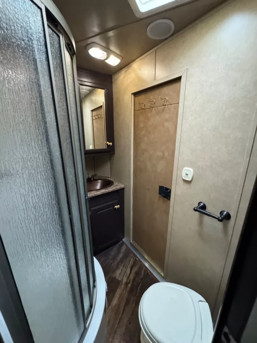 2014 BISON STRATUS EXPRESS 4 HORSE WITH LIVING QUARTERS "SLIDE-OUT" - Image 25