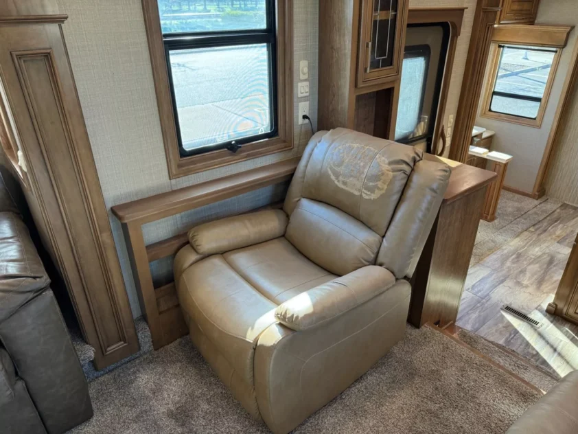 2019 DRV MOBILE SUITS 44 NASHVILLE LUXURY FIFTH WHEEL TRAILER "BATH & HALF" - Image 28