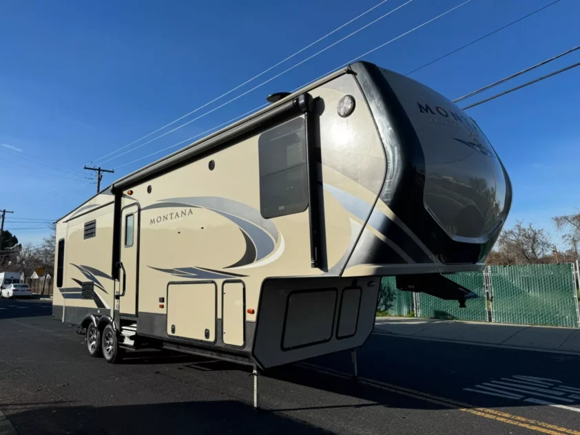 2018 KEYSTONE MONTANA HIGH COUNTRY 305RL FIFTH WHEEL TRAILER