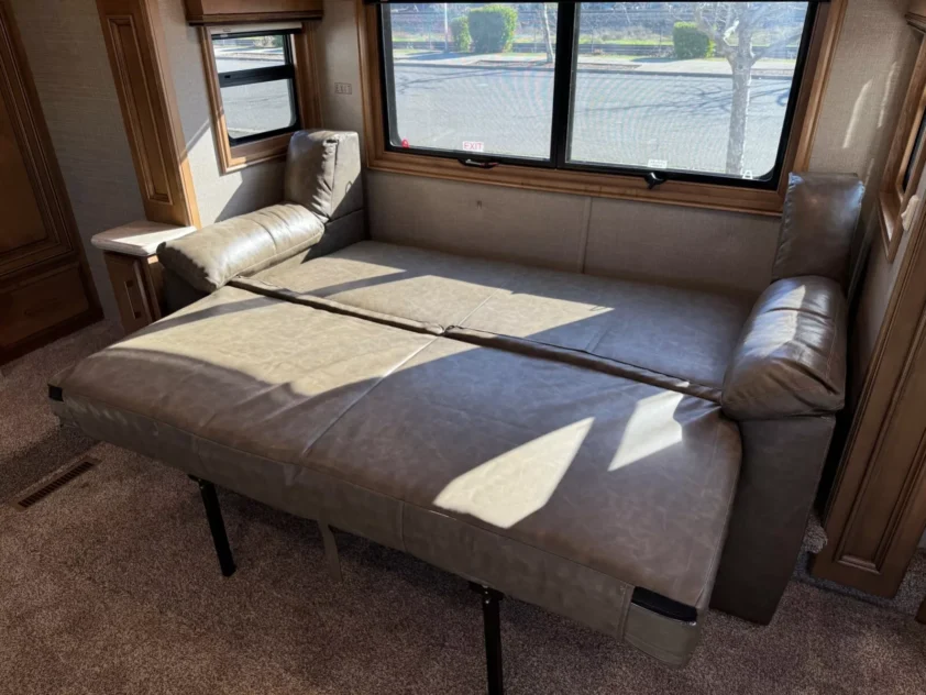 2019 DRV MOBILE SUITS 44 NASHVILLE LUXURY FIFTH WHEEL TRAILER "BATH & HALF" - Image 30