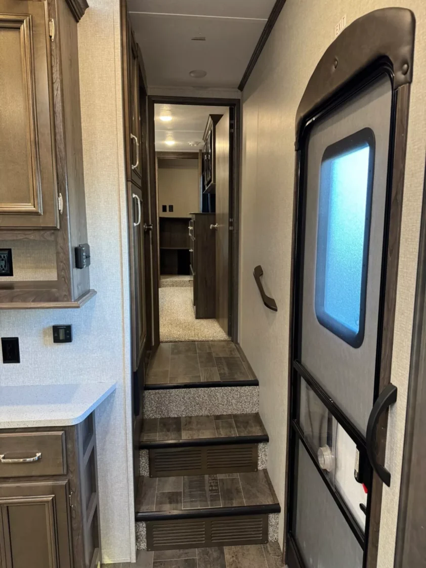 2018 KEYSTONE MONTANA HIGH COUNTRY 305RL FIFTH WHEEL TRAILER - Image 30