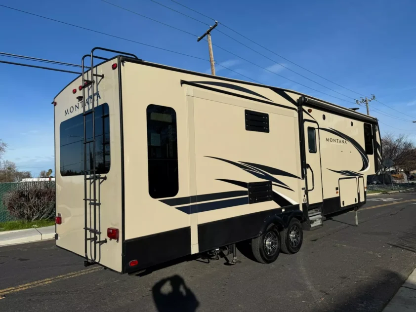 2018 KEYSTONE MONTANA HIGH COUNTRY 305RL FIFTH WHEEL TRAILER - Image 4