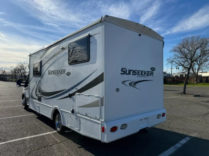 2019 FOREST RIVER SUNSEEKER 2380 CLASS C MOTORHOME - Image 4