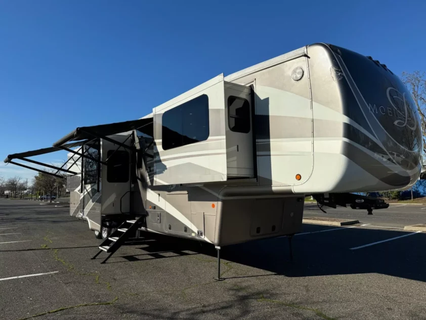 2019 DRV MOBILE SUITS 44 NASHVILLE LUXURY FIFTH WHEEL TRAILER "BATH & HALF" - Image 5