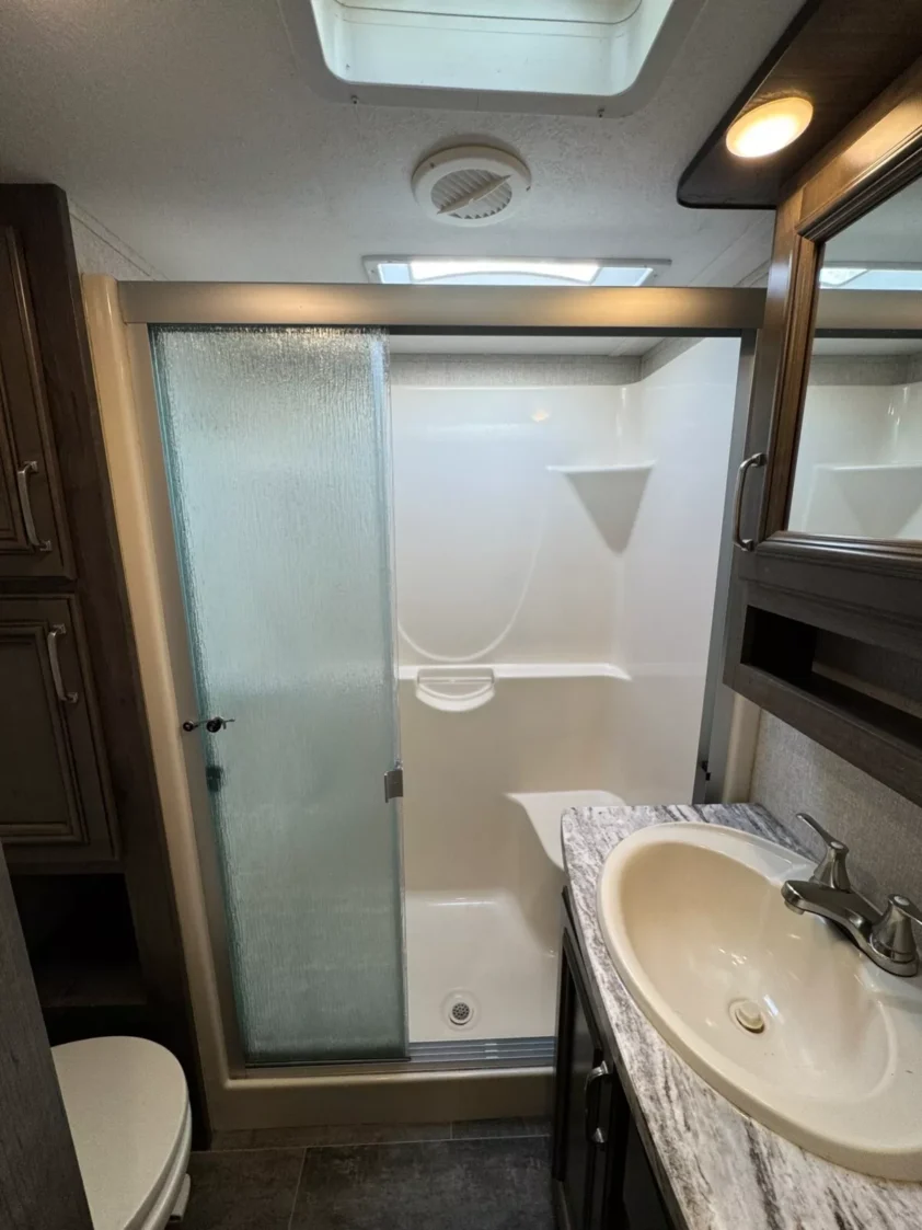 2018 KEYSTONE MONTANA HIGH COUNTRY 305RL FIFTH WHEEL TRAILER - Image 32