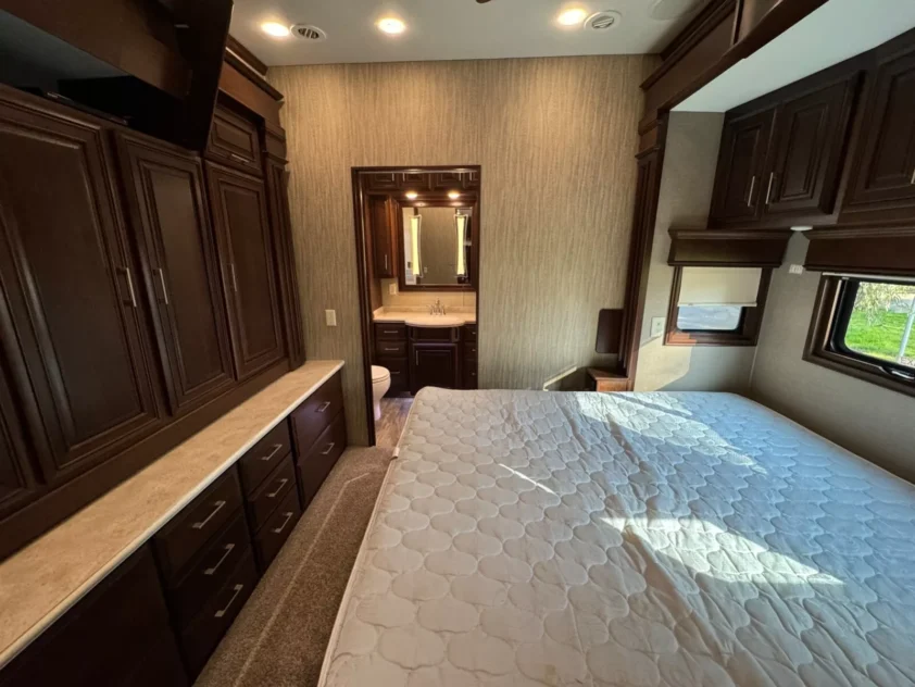 2019 DRV MOBILE SUITES 44 NASHVILLE LUXURY FIFTH WHEEL TRAILER "BATH & HALF" - Image 33