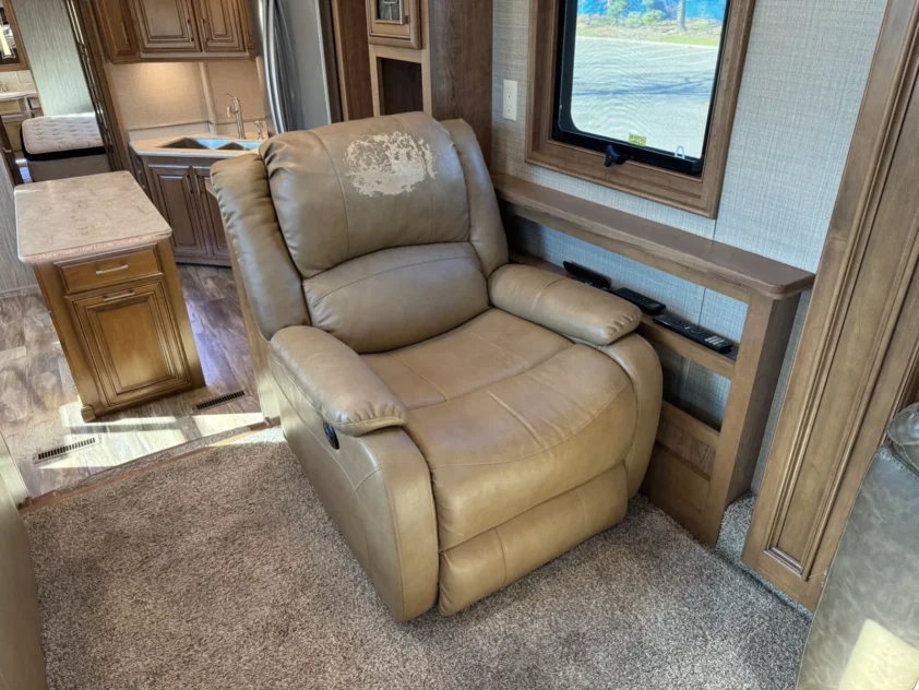 2019 DRV MOBILE SUITS 44 NASHVILLE LUXURY FIFTH WHEEL TRAILER "BATH & HALF" - Image 34