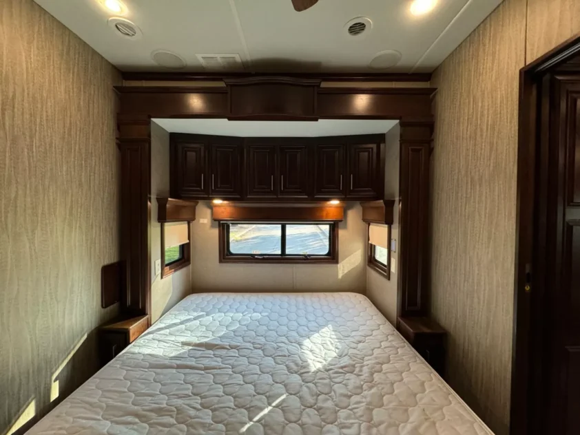 2019 DRV MOBILE SUITES 44 NASHVILLE LUXURY FIFTH WHEEL TRAILER "BATH & HALF" - Image 34