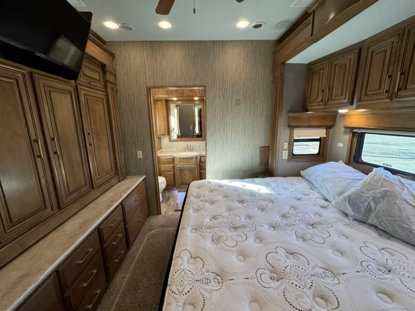 2019 DRV MOBILE SUITS 44 NASHVILLE LUXURY FIFTH WHEEL TRAILER "BATH & HALF" - Image 35