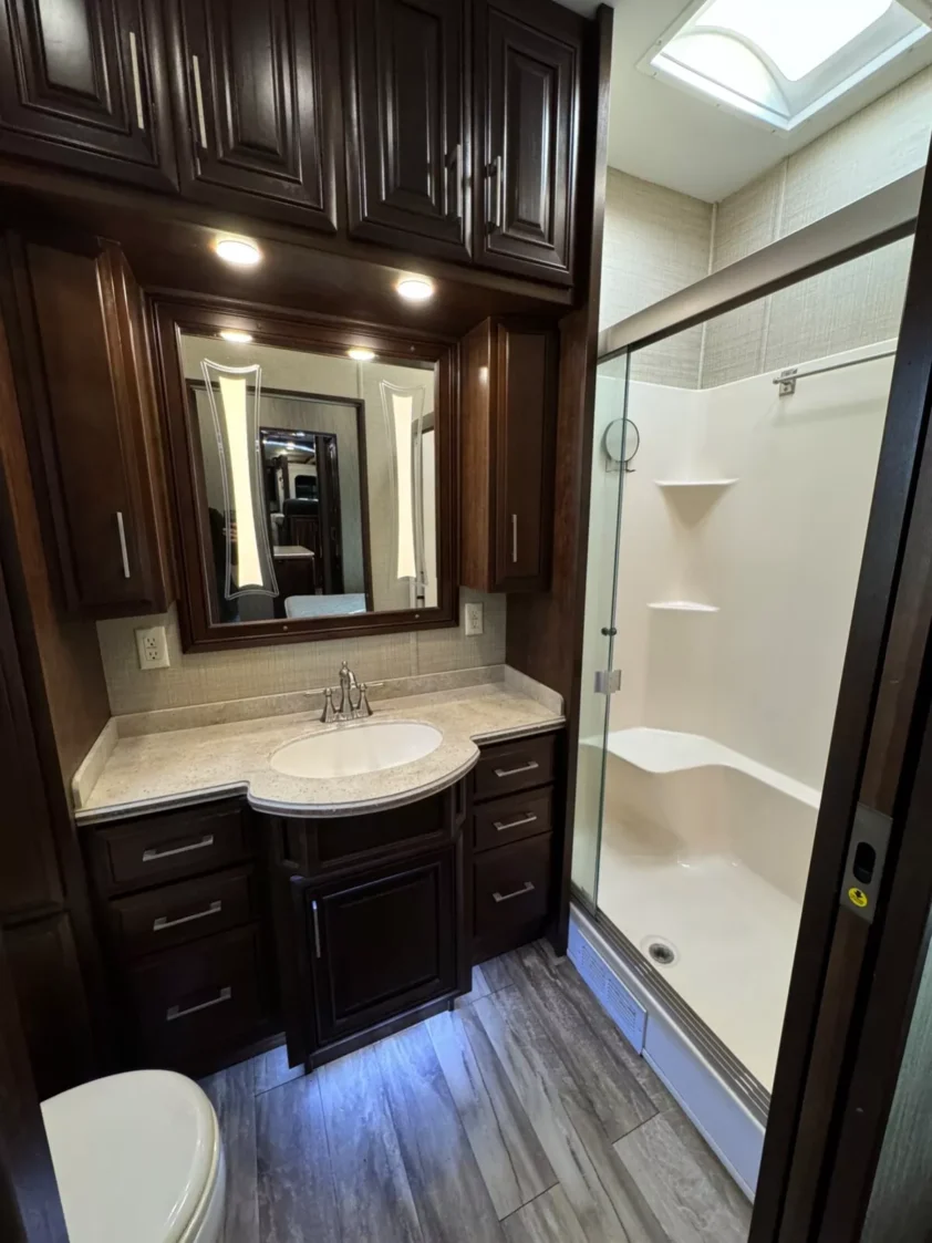 2019 DRV MOBILE SUITES 44 NASHVILLE LUXURY FIFTH WHEEL TRAILER "BATH & HALF" - Image 35