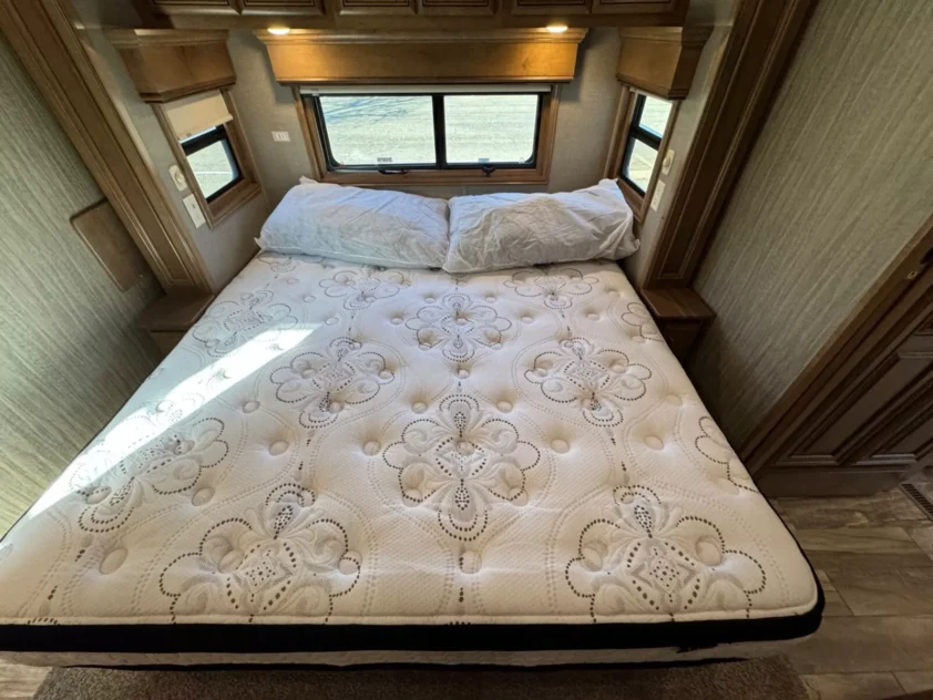 2019 DRV MOBILE SUITS 44 NASHVILLE LUXURY FIFTH WHEEL TRAILER "BATH & HALF" - Image 36