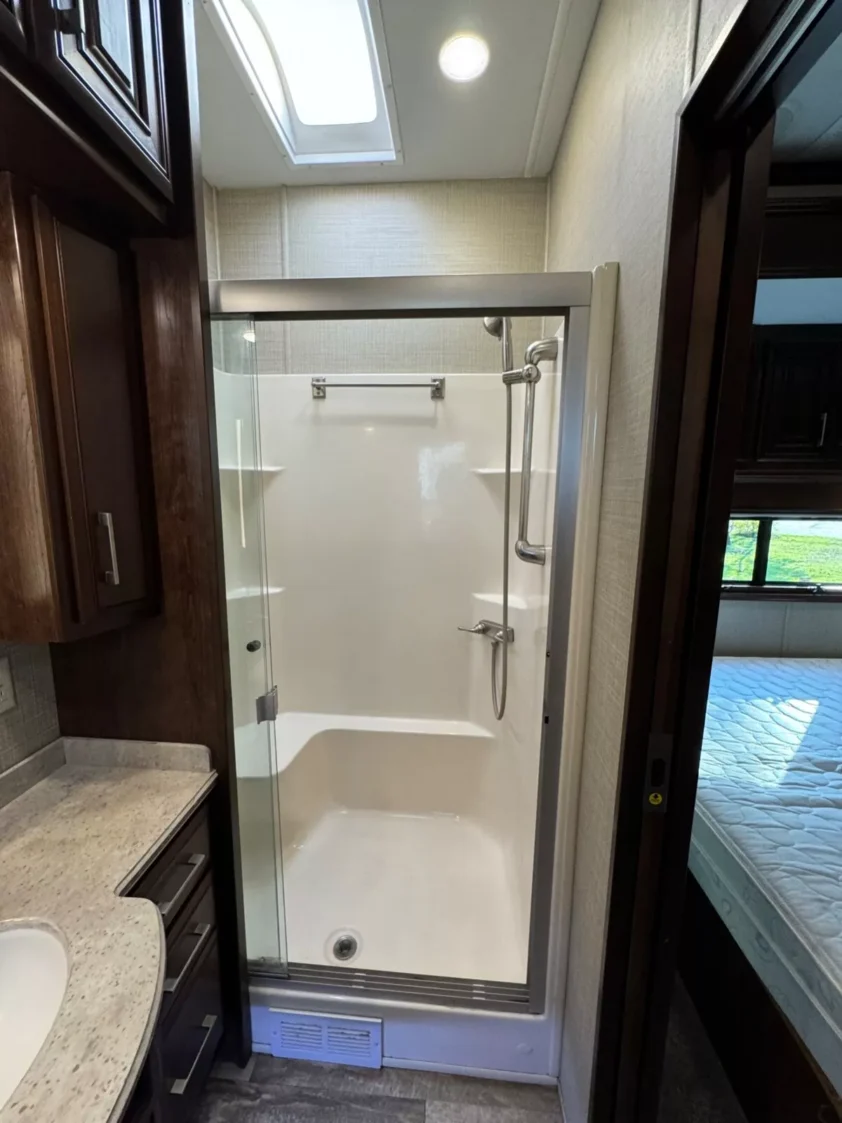 2019 DRV MOBILE SUITES 44 NASHVILLE LUXURY FIFTH WHEEL TRAILER "BATH & HALF" - Image 36