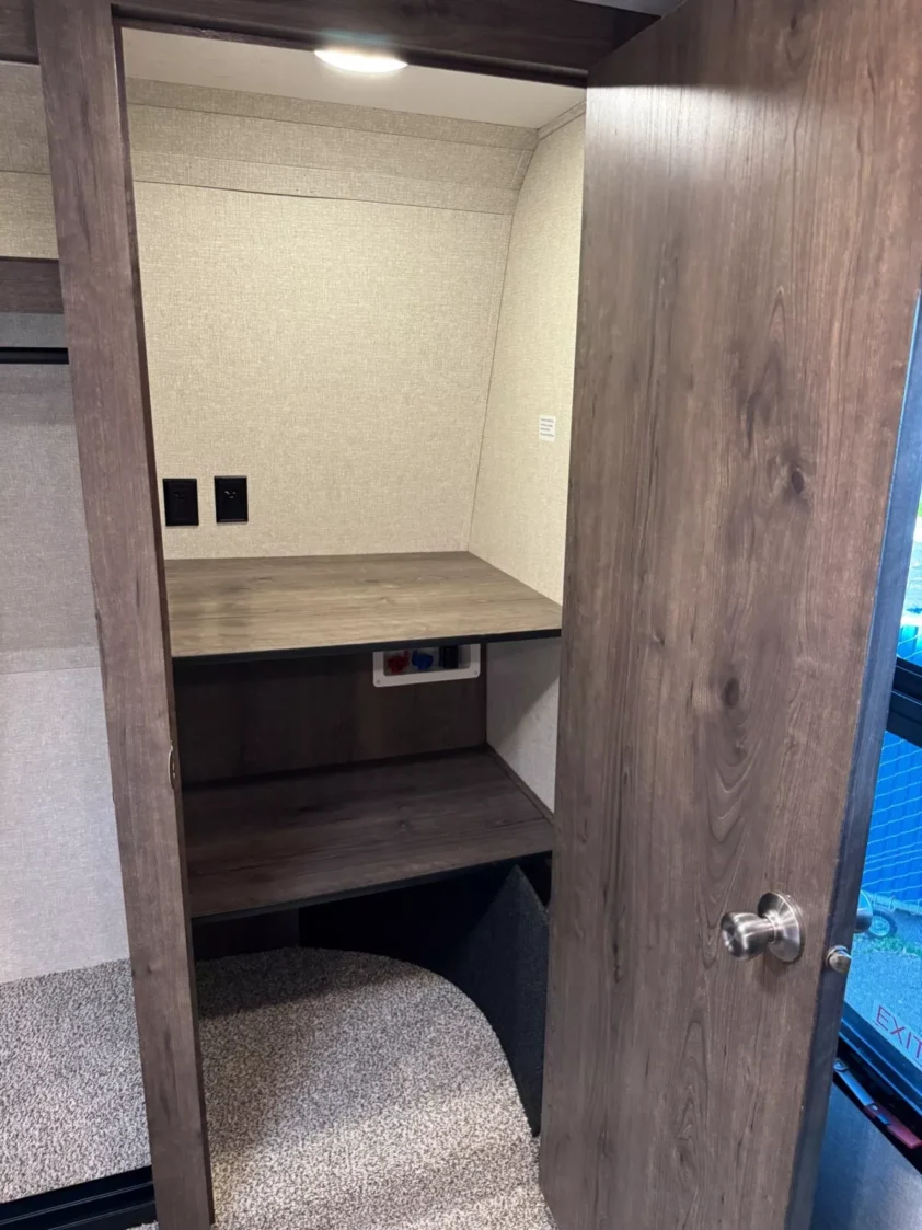 2018 KEYSTONE MONTANA HIGH COUNTRY 305RL FIFTH WHEEL TRAILER - Image 36