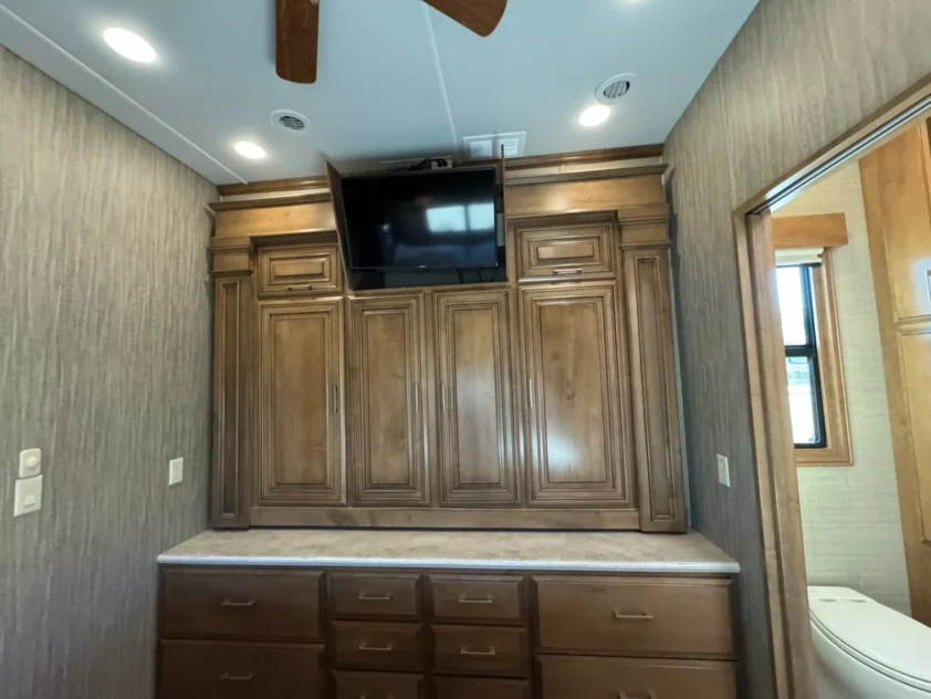 2019 DRV MOBILE SUITS 44 NASHVILLE LUXURY FIFTH WHEEL TRAILER "BATH & HALF" - Image 37