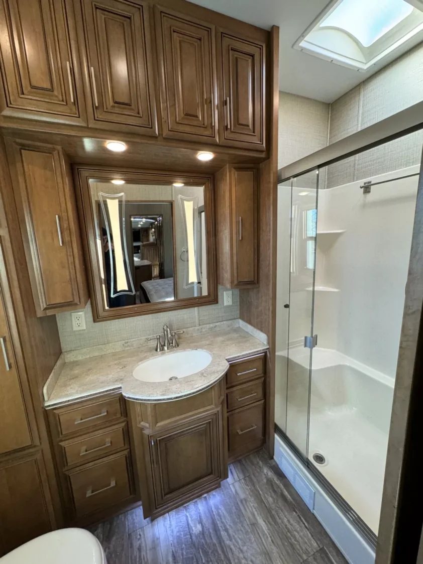 2019 DRV MOBILE SUITS 44 NASHVILLE LUXURY FIFTH WHEEL TRAILER "BATH & HALF" - Image 38