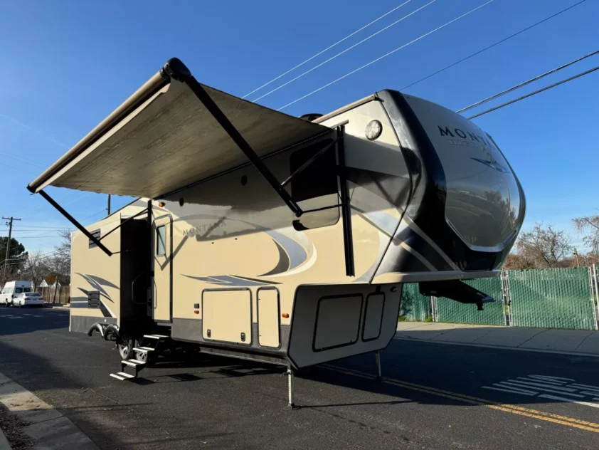 2018 KEYSTONE MONTANA HIGH COUNTRY 305RL FIFTH WHEEL TRAILER - Image 5