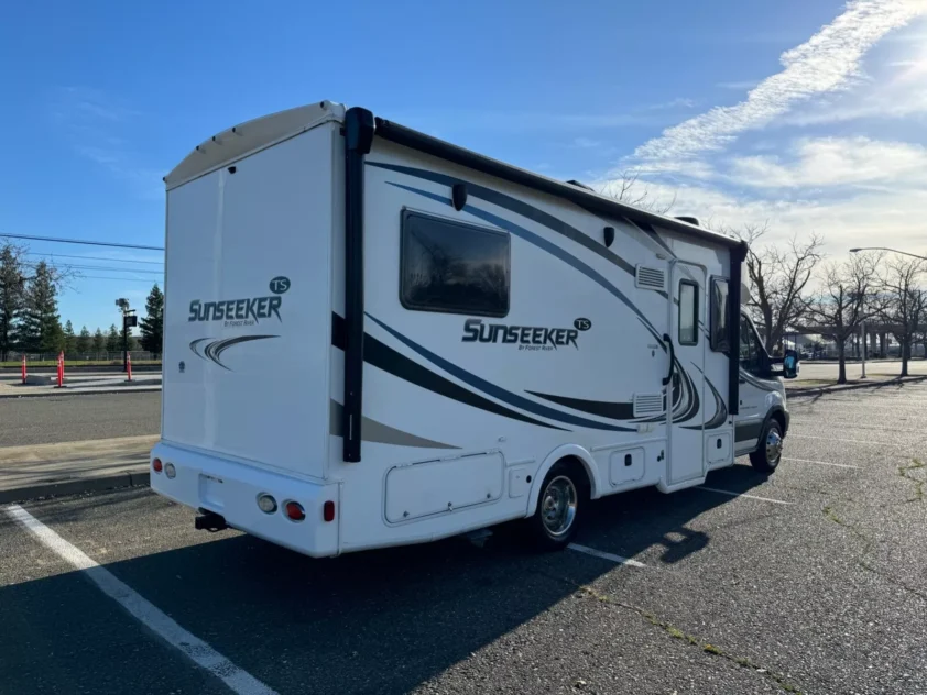 2019 FOREST RIVER SUNSEEKER 2380 CLASS C MOTORHOME - Image 5