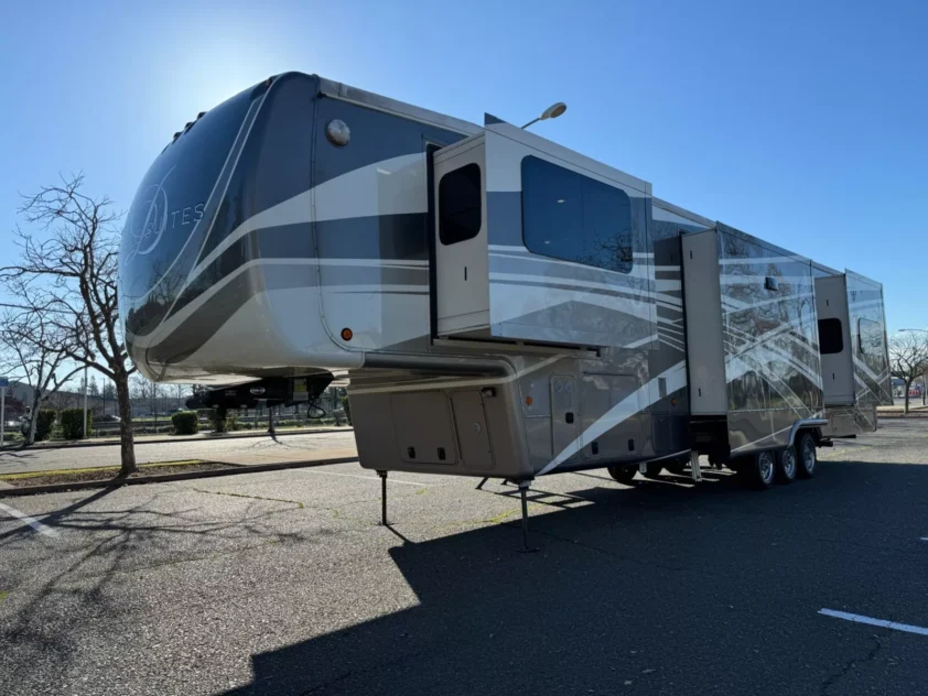 2019 DRV MOBILE SUITS 44 NASHVILLE LUXURY FIFTH WHEEL TRAILER "BATH & HALF" - Image 6