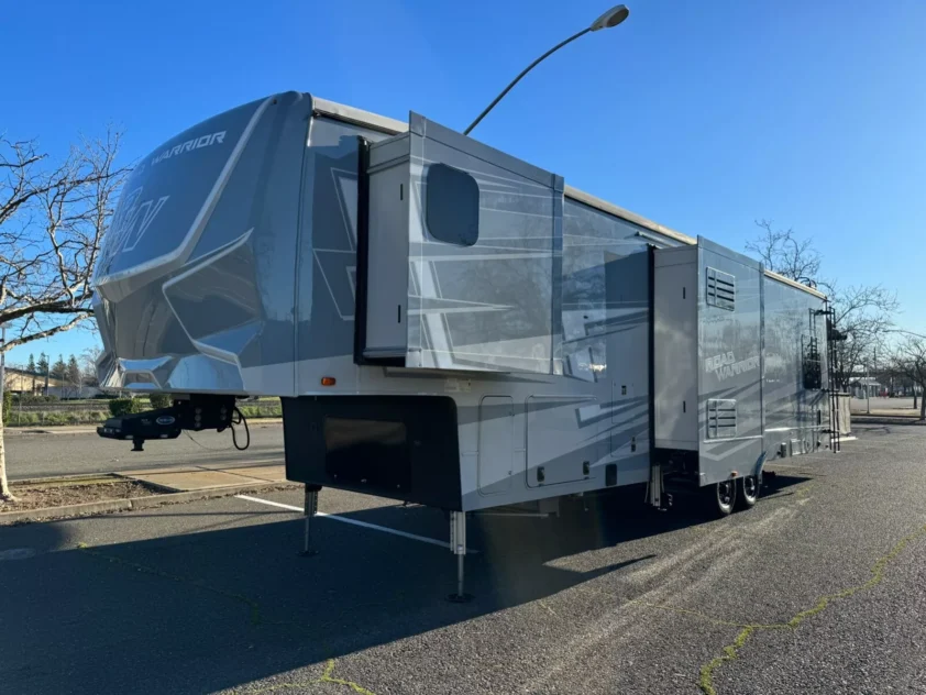 2022 HEARTLAND ROAD WARRIOR 375RW TOY HAULER TRAILER "BATH & HALF" - Image 6