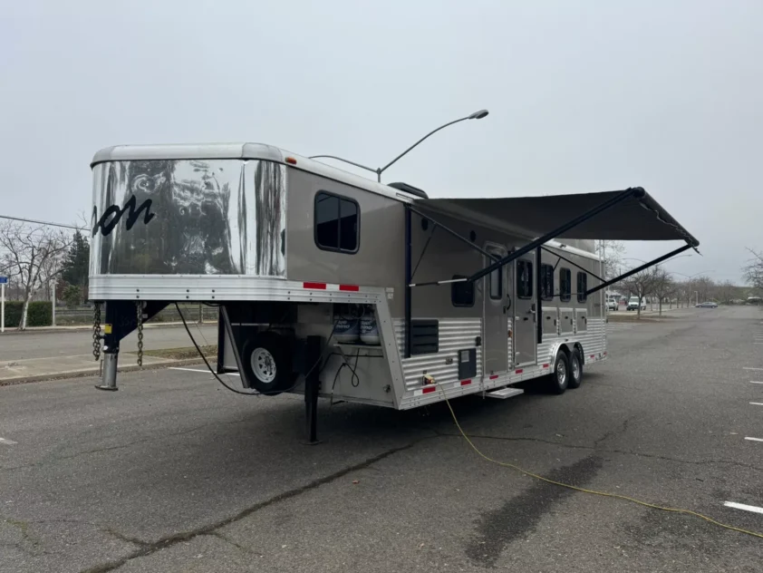 2014 BISON STRATUS EXPRESS 4 HORSE WITH LIVING QUARTERS "SLIDE-OUT" - Image 5