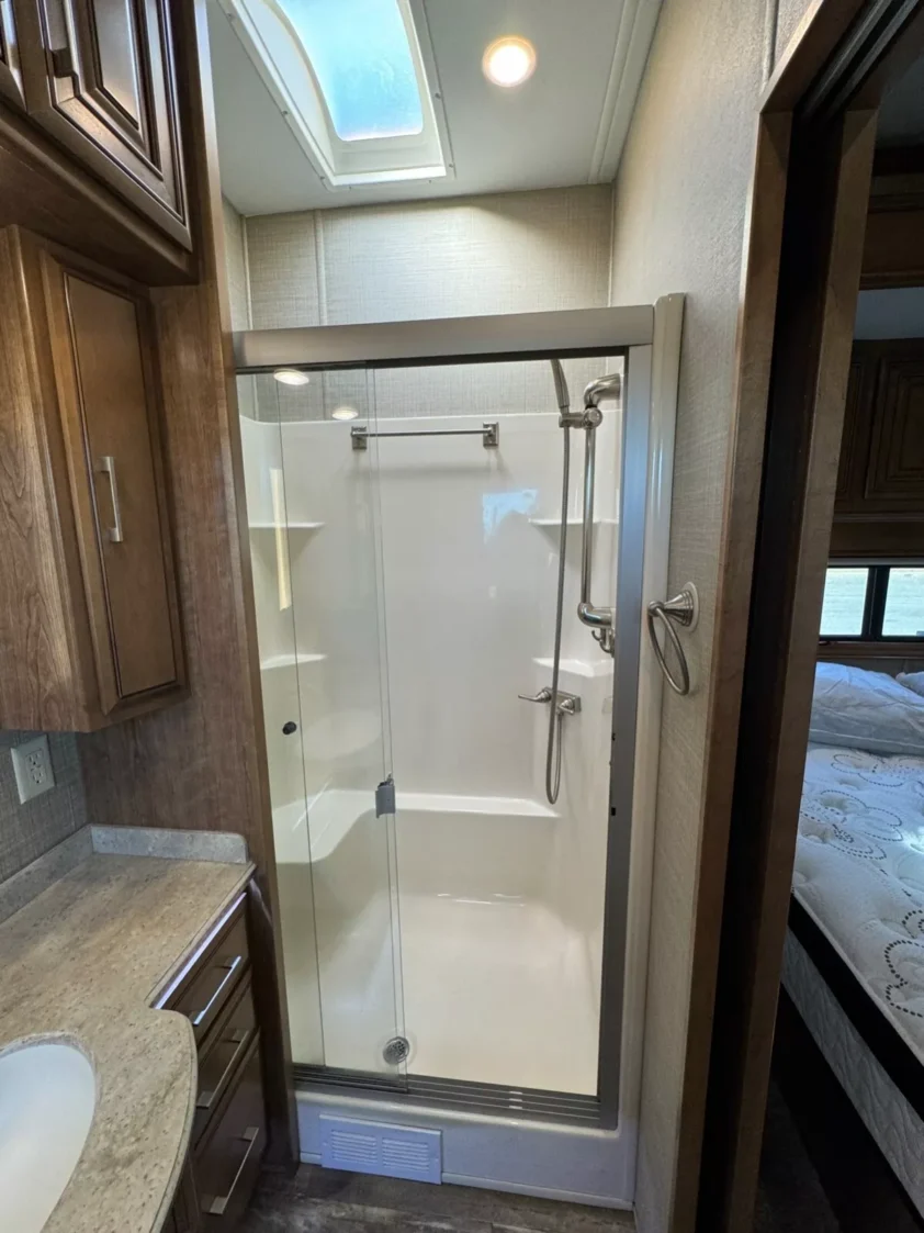 2019 DRV MOBILE SUITS 44 NASHVILLE LUXURY FIFTH WHEEL TRAILER "BATH & HALF" - Image 40