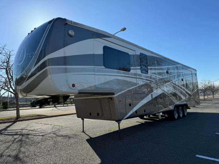 2019 DRV MOBILE SUITS 44 NASHVILLE LUXURY FIFTH WHEEL TRAILER "BATH & HALF" - Image 2