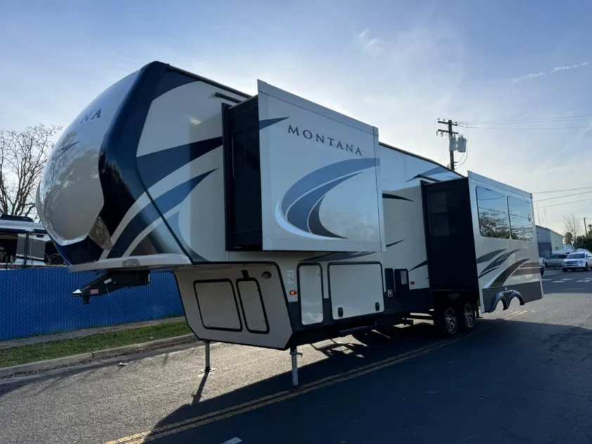 2018 KEYSTONE MONTANA HIGH COUNTRY 305RL FIFTH WHEEL TRAILER - Image 6