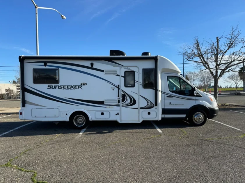 2019 FOREST RIVER SUNSEEKER 2380 CLASS C MOTORHOME - Image 6