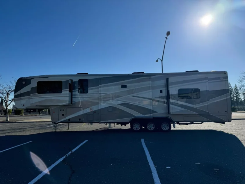 2019 DRV MOBILE SUITS 44 NASHVILLE LUXURY FIFTH WHEEL TRAILER "BATH & HALF" - Image 7