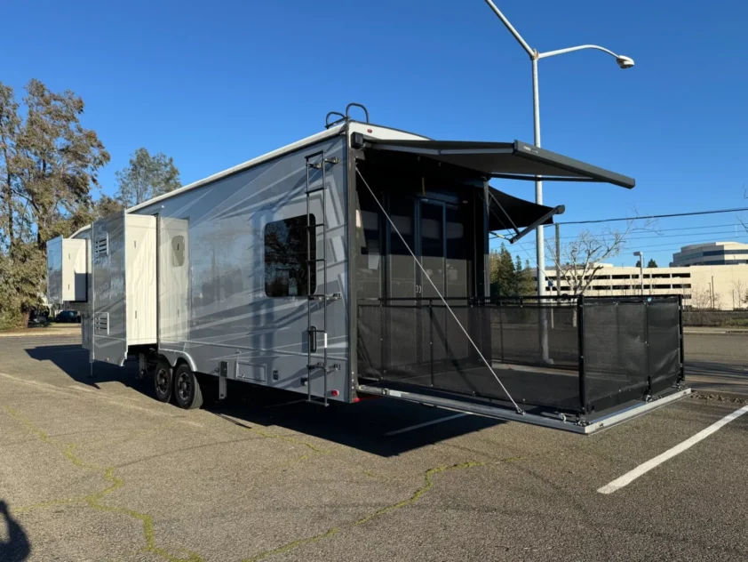 2022 HEARTLAND ROAD WARRIOR 375RW TOY HAULER TRAILER "BATH & HALF" - Image 7