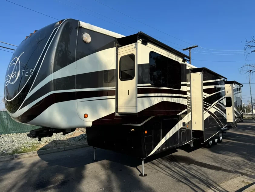 2019 DRV MOBILE SUITES 44 NASHVILLE LUXURY FIFTH WHEEL TRAILER "BATH & HALF" - Image 6