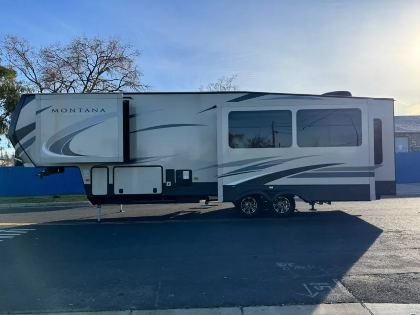 2018 KEYSTONE MONTANA HIGH COUNTRY 305RL FIFTH WHEEL TRAILER - Image 7