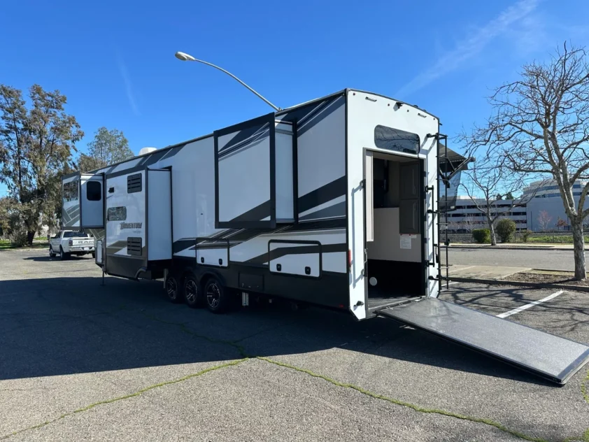 2022 GRAND DESIGN MOMENTUM 376THS TOY HAULER FIFTH WHEEL TRAILER "LOADED!" - Image 7