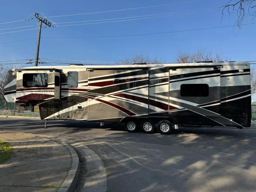 2019 DRV MOBILE SUITES 44 NASHVILLE LUXURY FIFTH WHEEL TRAILER "BATH & HALF" - Image 7