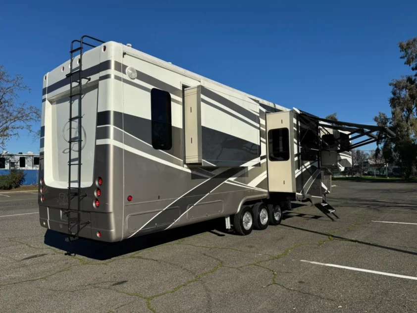 2019 DRV MOBILE SUITS 44 NASHVILLE LUXURY FIFTH WHEEL TRAILER "BATH & HALF" - Image 9