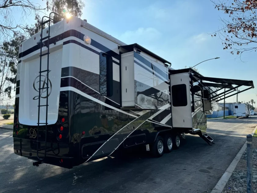 2019 DRV MOBILE SUITES 44 NASHVILLE LUXURY FIFTH WHEEL TRAILER "BATH & HALF" - Image 8