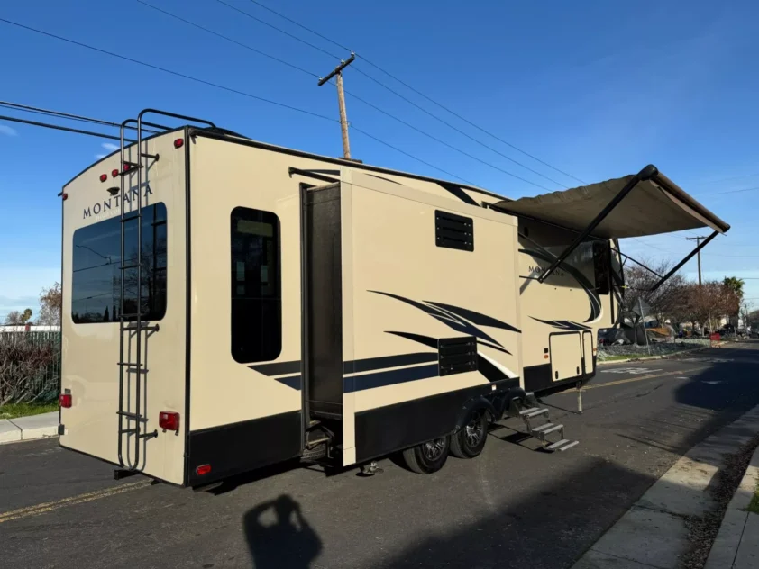 2018 KEYSTONE MONTANA HIGH COUNTRY 305RL FIFTH WHEEL TRAILER - Image 9